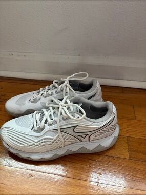 Mizuno Women’s White and Gray Mizuno Court Energy Court Shoes (7.5)